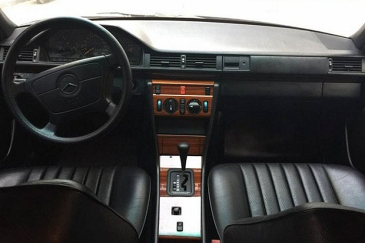 Xe có các số đo chi tiết bao gồm chiều dài 5.540 mm, rộng 1.740 mm và cao 1.440 mm. So với phiên bản sedan thông thường chỉ có chiều dài cơ sở là 2.800 mm, Mercedes-Benz 280E Limousine có chiều dài đến 3.600 mm, quá đủ để hãng xe sang Đức nhét thêm mỗi bên 1 cửa ra vào.