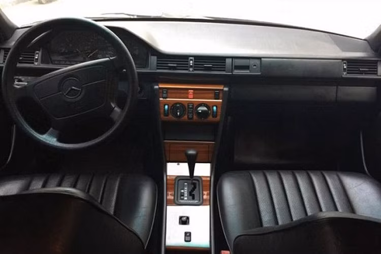 Xe có các số đo chi tiết bao gồm chiều dài 5.540 mm, rộng 1.740 mm và cao 1.440 mm. So với phiên bản sedan thông thường chỉ có chiều dài cơ sở là 2.800 mm, Mercedes-Benz 280E Limousine có chiều dài đến 3.600 mm, quá đủ để hãng xe sang Đức nhét thêm mỗi bên 1 cửa ra vào.