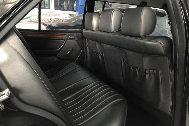 Tất nhiên, chiếc xe sang Mercedes-Benz 280E 6 cửa này không có những tính năng hiện đại như các dòng hiện nay, dễ nhận ra bằng hình ảnh cho thấy cửa kính của xe vẫn phải chỉnh cơ, cụm đèn pha được điều chỉnh bằng núm xoay tương tự các mẫu Mercedes-Benz đời mới.