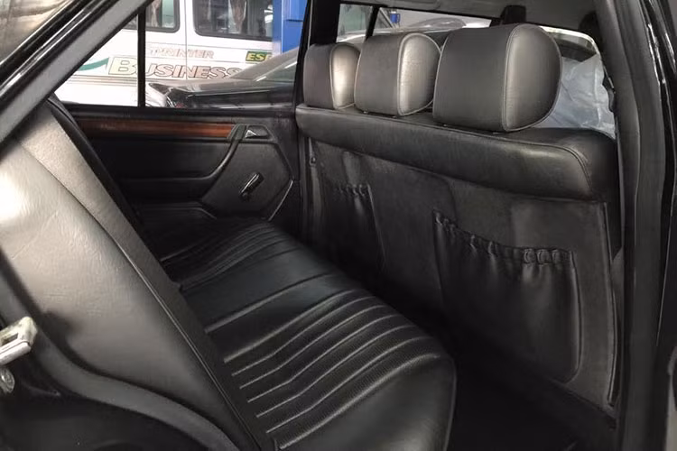 Tất nhiên, chiếc xe sang Mercedes-Benz 280E 6 cửa này không có những tính năng hiện đại như các dòng hiện nay, dễ nhận ra bằng hình ảnh cho thấy cửa kính của xe vẫn phải chỉnh cơ, cụm đèn pha được điều chỉnh bằng núm xoay tương tự các mẫu Mercedes-Benz đời mới.