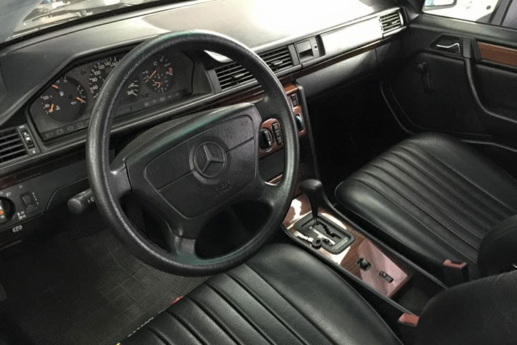 Ngaoij thất xe có màu sơn đen cùng các chi tiết mạ crom tạo điểm nhấn và ấn tượng nhất vẫn là bộ mâm đa chấu kích thước lớn, 1 thứ đặc sản sau này mới được áp dụng cho xe siêu sang Mercedes-Maybach S-Class hay bản Pullman. Nội thất xe đã được bọc da mới, cùng các chi tiết ốp gỗ...