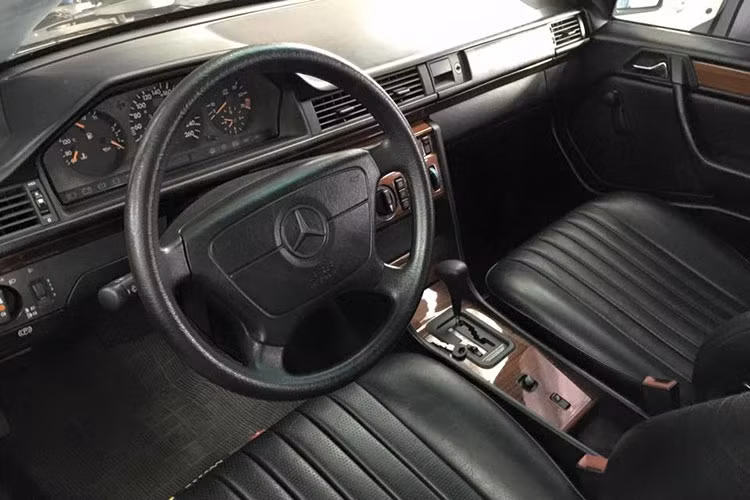 Ngaoij thất xe có màu sơn đen cùng các chi tiết mạ crom tạo điểm nhấn và ấn tượng nhất vẫn là bộ mâm đa chấu kích thước lớn, 1 thứ đặc sản sau này mới được áp dụng cho xe siêu sang Mercedes-Maybach S-Class hay bản Pullman. Nội thất xe đã được bọc da mới, cùng các chi tiết ốp gỗ...