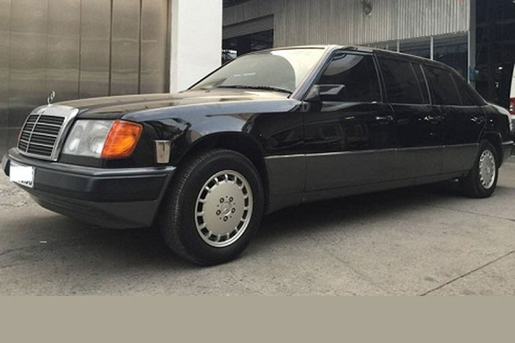 Mới đây, một chiếc xe sang Mercedes-Benz 280E hàng kịch độc với thiết kế thân xe kiểu Limousine có 6 cửa và 7 ghế ngồi và chỉ có đúng 1 xe tại Việt Nam đã được ông Đặng Lê Nguyên Vũ mua về sưu tập.