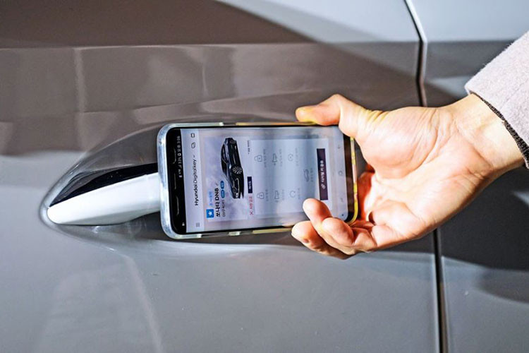 Những tính năng tiêu chuẩn đáng chú ý trên Sonata mới gồm có màn hình kỹ thuật số trong buồng lái, màn hình trung tâm hiển thị thông tin giải trí, hai màn hình này được nối với nhau bởi một đường cong hình chữ S. Hãng cho biết Sonata thế hệ thứ 8 sẽ có chìa khóa kỹ thuật số kích hoạt trên điện thoại thông minh, người dùng sử dụng chìa khóa này thông qua một ứng dụng trên điện thoại của mình.