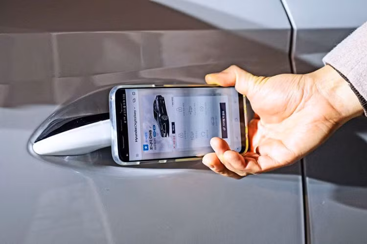 Những tính năng tiêu chuẩn đáng chú ý trên Sonata mới gồm có màn hình kỹ thuật số trong buồng lái, màn hình trung tâm hiển thị thông tin giải trí, hai màn hình này được nối với nhau bởi một đường cong hình chữ S. Hãng cho biết Sonata thế hệ thứ 8 sẽ có chìa khóa kỹ thuật số kích hoạt trên điện thoại thông minh, người dùng sử dụng chìa khóa này thông qua một ứng dụng trên điện thoại của mình.