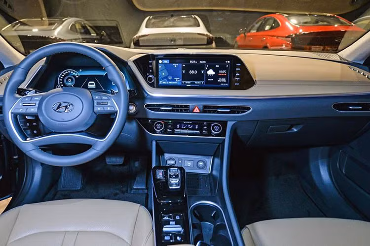 Các kích thước dài, rộng và chiều dài cơ sở của mẫu xe sedan Hyundai Sonata hoàn toàn mới gia tăng đã trực tiếp mang tới cho Sonata 2020 một không gian nội thất rộng rãi, thoải mái hơn, đi kèm là thiết kế thanh lịch, hấp dẫn lấy cảm hứng từ máy bay Stealth cùng nhiều tiện nghi cao cấp.