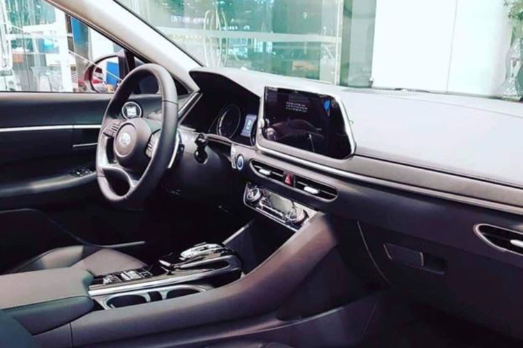 Đặc biệt, Sonata 2020 được trang bị nút bấm chuyển số Shift by Wire tương tự Hyundai Palisade 2020 để thay cho cần số truyền thống, từ đó giải phóng không gian, tăng chỗ chứa đồ đồng thời đảm bảo thiết kế gọn gàng trong nội thất. Hiện hãng xe ôtô Hyundai chưa công bố thông tin về động cơ của Sonata 2020.
