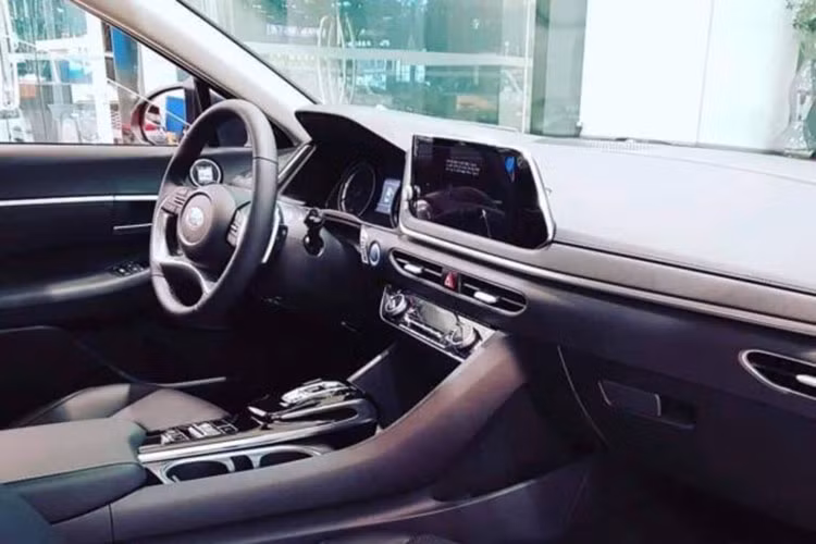 Đặc biệt, Sonata 2020 được trang bị nút bấm chuyển số Shift by Wire tương tự Hyundai Palisade 2020 để thay cho cần số truyền thống, từ đó giải phóng không gian, tăng chỗ chứa đồ đồng thời đảm bảo thiết kế gọn gàng trong nội thất. Hiện hãng xe ôtô Hyundai chưa công bố thông tin về động cơ của Sonata 2020.