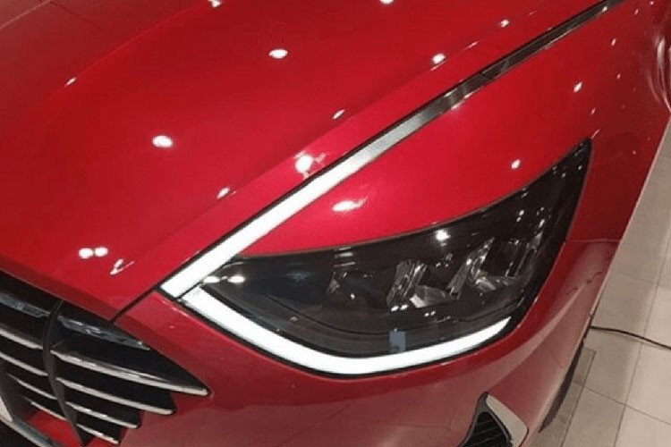 Hyundai Sonata mới có phần nhô khung xe ngắn hơn và mái dốc mang đến cảm giác thân xe cân bằng, mượt mà và quyến rũ hơn. Ngay từ cái nhìn đầu tiên, xe đã gây ấn tượng với lưới tản nhiệt Cascading Grille mới và cụm đèn pha độc đáo, kết hợp cùng dải đèn ngày LED - lấy cảm hứng từ mẫu HDC-2 concept - tích hợp vào dải crôm chạy dọc theo nắp ca-pô.