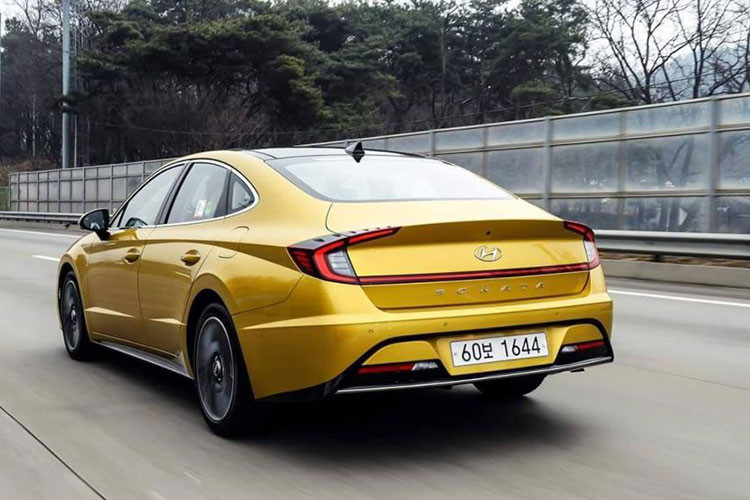 Vòng ra bên sườn, chúng ta có thể nhận ra 2 đường gân nằm song song và hốc bánh hơi loe ra. Trong đó, đường gân bên trên kéo dài đến cụm đèn hậu. Tương tự cụm đèn pha, đèn hậu của Hyundai Sonata 2020 cũng có thiết kế vô cùng độc đáo khi nối liền với nhau theo phong cách của Santa Fe 2019 dành cho thị trường Trung Quốc và thậm chí còn giống cả Honda Civic thế hệ thứ 10.