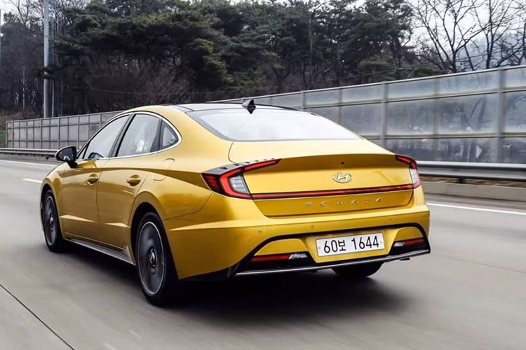 Vòng ra bên sườn, chúng ta có thể nhận ra 2 đường gân nằm song song và hốc bánh hơi loe ra. Trong đó, đường gân bên trên kéo dài đến cụm đèn hậu. Tương tự cụm đèn pha, đèn hậu của Hyundai Sonata 2020 cũng có thiết kế vô cùng độc đáo khi nối liền với nhau theo phong cách của Santa Fe 2019 dành cho thị trường Trung Quốc và thậm chí còn giống cả Honda Civic thế hệ thứ 10.