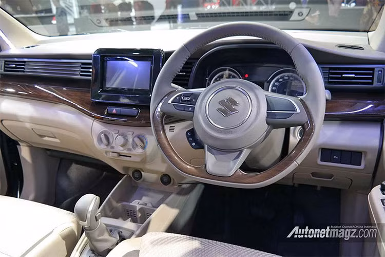 Về nội thất, đặc biệt là khu vực điều khiển trung tâm được ốp gỗ giả và bố trí tách biệt. Hệ thống cửa gió điều hòa trải dài khu vực điều khiển, trong khi màn hình thông tin giải trí được đặt nổi – giống Ignis. Vô-lăng đáy phẳng tương tự người anh em Swift và Dzire mới. Xe được trang bị cửa gió điều hòa gắn trên trần xe cho hàng ghế sau. Hàng ghế thứ 2 có thể gập 60:40 và 50:50 với hàng ghế thứ 3.