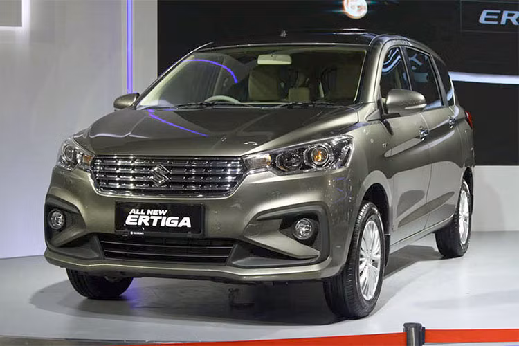 Giá xe Suzuki Ertiga 2018 được bán tới tay người tiêu dùng Indonesia với 5 phiên bản tương ứng gồm GA MT 13.500 USD (khoảng 307 triệu đồng), GL MT 14.700 USD (khoảng 334 triệu đồng), GX MT (15.500 USD), GL AT 15.650 USD (khoảng 352 triệu đồng) và GX AT 16.500 USD (khoảng 375 triệu đồng).