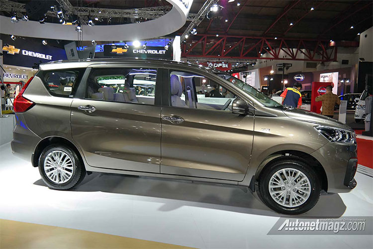 So với phiên bản cũ, Suzuki Ertiga 2018 mới có vóc dáng dài hơn. Cụ thể, kích thước D x R x C của xe lần lượt là: 4.395 x 1.735 x 1.690mm, xe đã tăng chiều dài thêm 99 mm, rộng 40 mm và chiều cao hạ thấp 5mm. Chiều dài cơ sở của xe không thay đổi vẫn ở mức 2.740 mm.