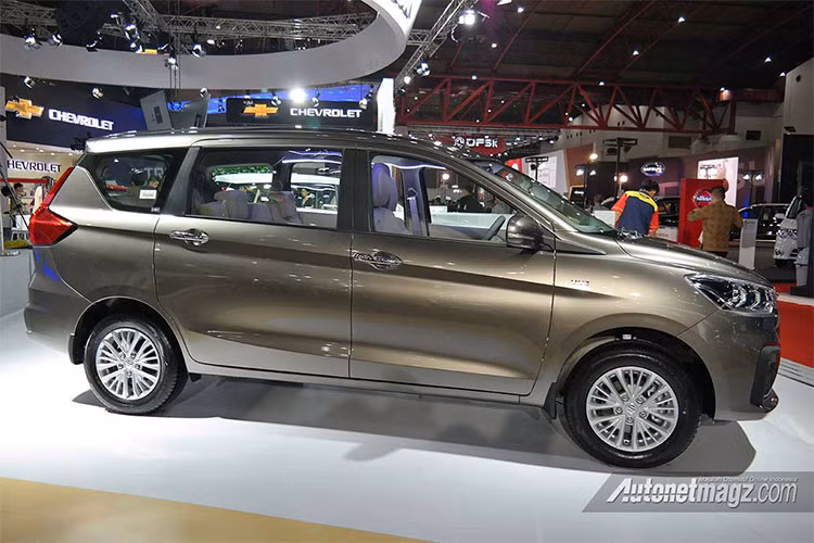 So với phiên bản cũ, Suzuki Ertiga 2018 mới có vóc dáng dài hơn. Cụ thể, kích thước D x R x C của xe lần lượt là: 4.395 x 1.735 x 1.690mm, xe đã tăng chiều dài thêm 99 mm, rộng 40 mm và chiều cao hạ thấp 5mm. Chiều dài cơ sở của xe không thay đổi vẫn ở mức 2.740 mm.