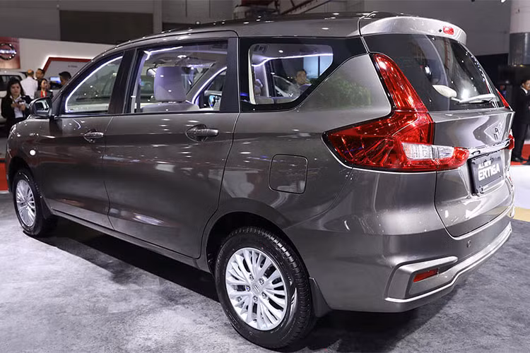 Phía sau phần đuôi Ertiga 2018 của Suzuki có thiết kế vuông vức, gọn gàng và không tạo cảm giác nặng nề, giữ lại tối đa không gian cho người ngồi và không gian chứa đồ nổi bật với cặp đèn hậu LED hình chữ L. Đèn phanh thứ 3 được tích hợp vào cánh lướt gió gắn trên cửa sau xe.