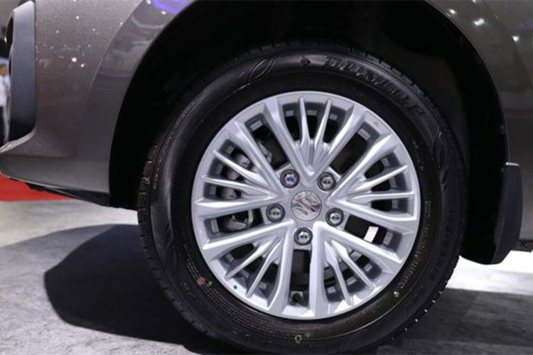 Được nới dài hơn 130 mm, mẫu MPV này cũng dài hơn Mercedes B-Class hay BMW 2-Series Active Toure. Trước đó, Ertiga đời cũ có kích thước gần tương đương với A-Class của Mercedes. Ngoài ra, tổng thể xe cũng thêm hài hoà hơn với bộ mâm đa chấu kích thước 15 inch.