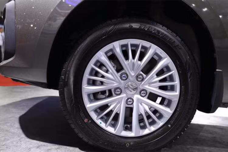 Được nới dài hơn 130 mm, mẫu MPV này cũng dài hơn Mercedes B-Class hay BMW 2-Series Active Toure. Trước đó, Ertiga đời cũ có kích thước gần tương đương với A-Class của Mercedes. Ngoài ra, tổng thể xe cũng thêm hài hoà hơn với bộ mâm đa chấu kích thước 15 inch.