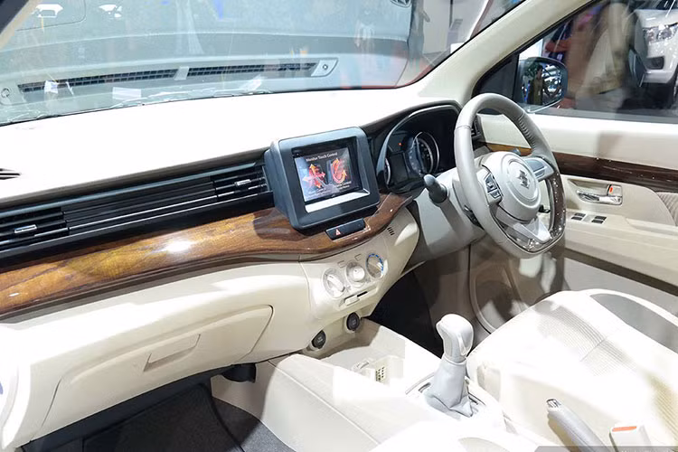 Về an toàn, xe được trang bị hệ thống phanh ABS/ BA/ EBD, bỗ sung thêm hệ thống cân bằng điện tử ESP tăng tính an toàn, 02 túi khí bảo vệ. Tại Indonesia, Suzuki Ertiga 2018 sẽ được bán ra với tổng cộng 4 phiên bản bao gồm: GA, GL, GX và GX ESP (phiên bản trang bị ESP). Hiện tại, Suzuki vẫn chưa công bố giá bán cho Ertiga 2018.