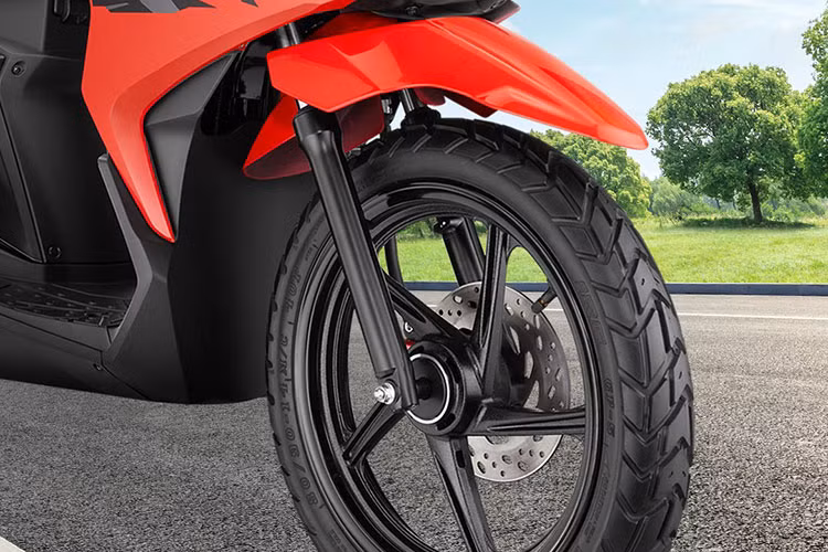 Xe được trang bị hệ thống phanh đĩa phía trước và phanh tang trống ở phía sau. Vành xe là loại hợp kim đa chấu cỡ 14 inch, đi kèm lốp không săm trước/sau có kích thước lần lượt là 80/90-14 và 90/90-14.