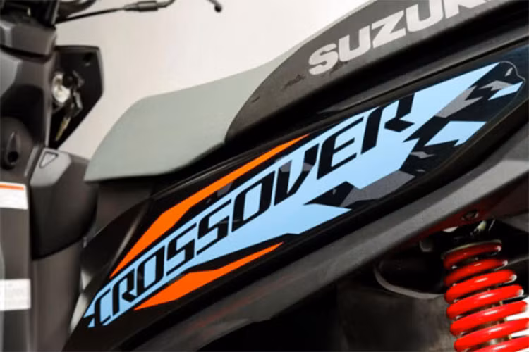 Suzuki NEX Crossover 2023 đi kèm với hệ thống treo sau dạng mono-shock gắn một bên, đây là sự khác biệt giữa các xe tay ga cùng loại. Hầu hết thường sử dụng hệ thống treo sau đôi.