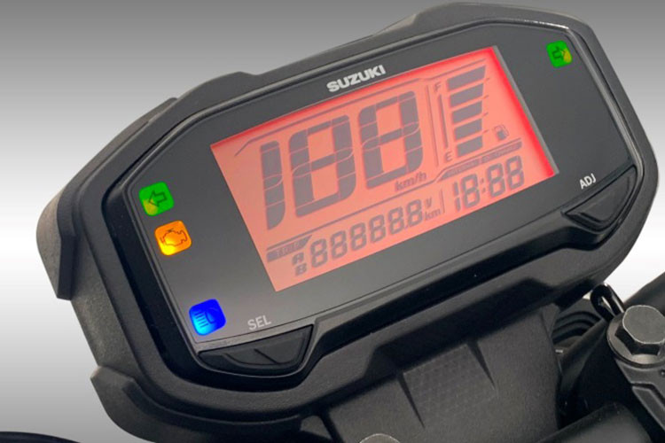 Đồng hồ thông báo của xe là một màn hình LCD thực hiện vai trò hiển thị thông tin một cách trực quan với diện tích hiển thị rộng và đẹp mắt. Ngoài ra, xe được bổ sung thêm các tính năng dành cho mục đích sử dụng off-road, yên xe dù được lắp đặt bình xăng 3.6 lít nhưng không gian chứa đồ khá ít. hoặc 1 mũ bảo hiểm hở cằm.