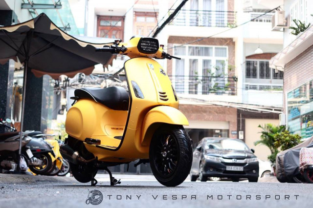 Dựa trên cơ sở chiếc xe ga Vespa Primavera ra trước, Piaggio Vespa Sprint 125 là mẫu xe tay ga thời trang với thay đổi chính nằm ở phần đầu góc cạnh hơn và bánh lớn hơn, hướng tới nhóm đối tượng là nam giới - Sprint được sinh ra nhằm thay thế cho "đàn anh" Vespa S trước đây.