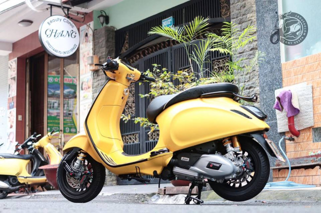Mẫu xe tay ga thời trang Piaggio Vespa Sprint của dân chơi Sài Gòn đã được độ lại với danh sách dài những món "đồ chơi" độc, khiến nó vừa tinh tế lại thể thao hơn. Theo nhiều người chơi xe tay ga, số tiền để độ cho chiếc xe tay ga hạng sang này sẽ phải lên đến gần 100 triệu đồng.