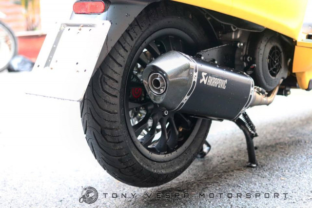Ấn định phần ống xả Akrapovic full chính hãng giúp giảm trọng lượng và cho âm thanh thật phấn khích mỗi lần lên ga lớn - Với cấu tạo Titan và Carbon Fiber ngoài vẻ đẹp còn giúp pô giải nhiệt nhanh hơn chống nóng tốt hơn không sợ bị phỏng khi chân người ngồi sau vô tình chạm vào.