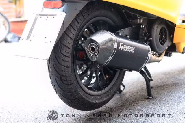 Ấn định phần ống xả Akrapovic full chính hãng giúp giảm trọng lượng và cho âm thanh thật phấn khích mỗi lần lên ga lớn - Với cấu tạo Titan và Carbon Fiber ngoài vẻ đẹp còn giúp pô giải nhiệt nhanh hơn chống nóng tốt hơn không sợ bị phỏng khi chân người ngồi sau vô tình chạm vào.