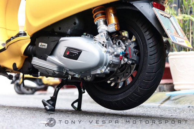Phuộc Ohlins bình dầu rời phía sau có chiều cao 382mm nổi bật dành riêng cho các đời Vespa sử dụng động cơ iget- chân bình dầu được trang bị núm chỉnh CNC cho phép chủ xe kiểm soát hành trình đàn hồi của phuộc theo ý muốn của người dùng khi tải nặng hoặc khi dạo phố một mình. Xe đã được độ lên phanh đĩa sau với heo dầu Brembo Billet 2 pis đối xứng.