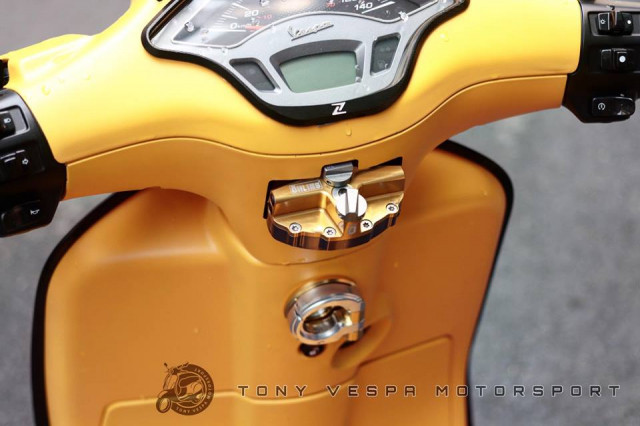 "Xác xe" để thực hiện bản độ Vespa Sprint 125 về nguyên bản không phải là mẫu mới nhất. Nó được người chơi độ với điểm nhấn là khung ốp đèn pha của hãng Zelioni, với các thanh nan chạy ngang đèn pha độc đáo. Trợ lực trung tâm Ohlins giúp dàn đầu của xe ổn định chống sàng lắc đầu xe khi chạy tốc độ cao.