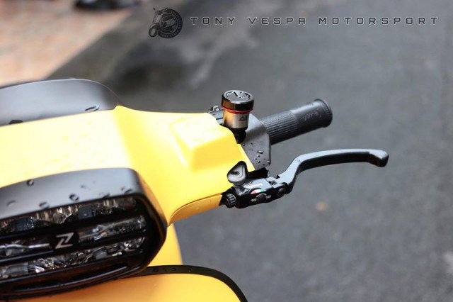 Đi kèm với cặp cùm Brembo là bình dầu AEM Titanium, trong khi hai tay nắm nguyên bản đã được thay bằng tay Renthal êm hơn khi chạy xa.