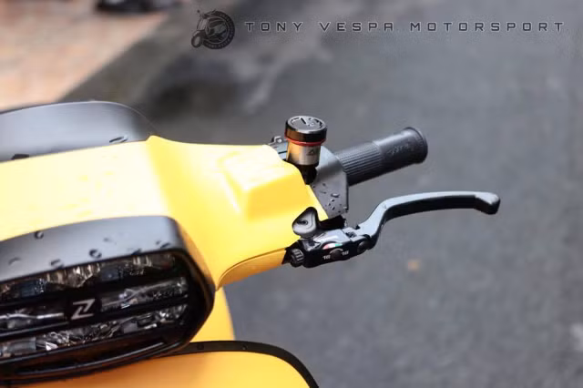 Đi kèm với cặp cùm Brembo là bình dầu AEM Titanium, trong khi hai tay nắm nguyên bản đã được thay bằng tay Renthal êm hơn khi chạy xa.