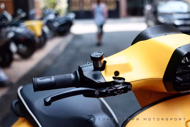 Ở phía trên khu vực tay lái, chiếc xe ga Vespa Sprint độ cũng được giữ nguyên cụm đồng hồ nguyên bản. Tuy nhiên bao xung quanh đồng hồ này là những điểm nhấn như "mào" chắn gió và viền ốp bằng sợi carbon. Ở phía hai bên tay lái của chiếc xe cũng có điểm nhấn là cặp cùm phanh Brembo RCS đem tới cảm giác phanh thật và an toàn hơn.