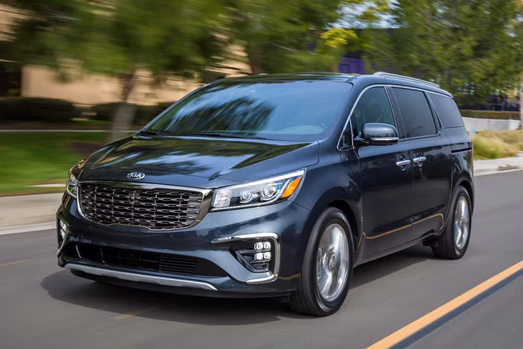 Mẫu MPV cỡ lớn Kia Sedona cũng góp mặt trong danh sách. Tại Việt Nam, Sedona được đánh giá cao ở trang bị tiện nghi và an toàn, nội thất rộng rãi, lựa chọn tốt trong tầm giá và đa dạng phiên bản động cơ xăng &amp; dầu (trong đó động cơ dầu được yêu thích nhất). Giá xe Kia Sedona bán ra từ 1,129 tỷ đồng tại Việt Nam. 