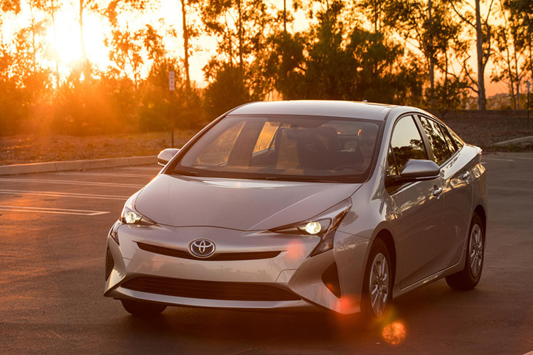 Toyota Prius được biết đến là dòng xe hybrid nổi tiếng và bán chạy nhất trên thế giới, Prius mới có mức tiết kiệm nhiên liệu cao với dặm/gallon (mpg) là 50 mpg kết hợp nhờ hệ thống truyền động hybrid mạnh 120 mã lực