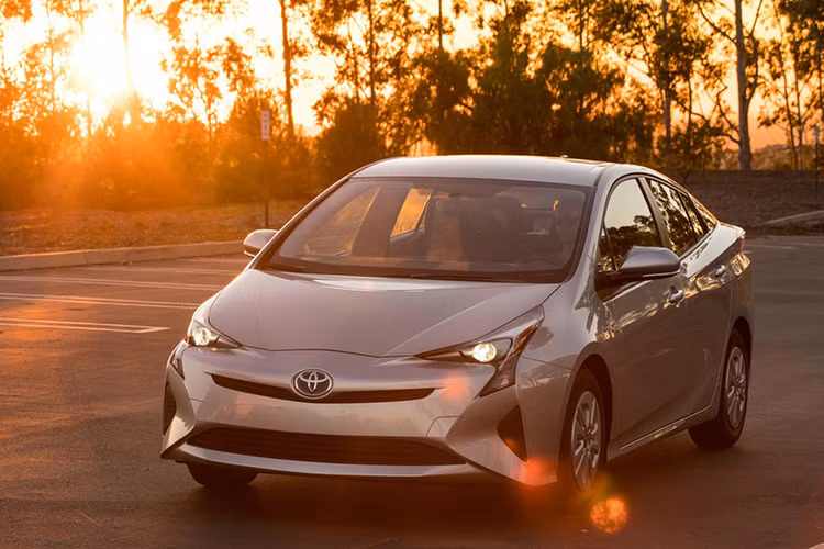 Toyota Prius được biết đến là dòng xe hybrid nổi tiếng và bán chạy nhất trên thế giới, Prius mới có mức tiết kiệm nhiên liệu cao với dặm/gallon (mpg) là 50 mpg kết hợp nhờ hệ thống truyền động hybrid mạnh 120 mã lực