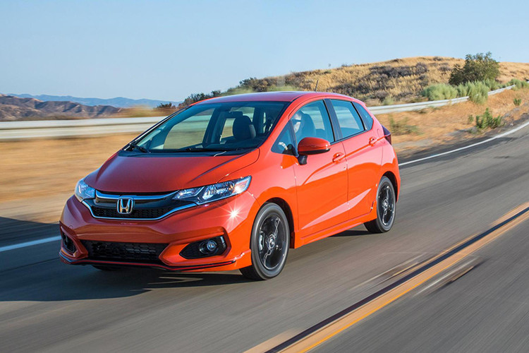 Mẫu hatchback cỡ nhỏ hạng B - Honda Fit cũng góp mặt trong danh sách của CR năm nay, Honda sử dụng tên gọi Jazz ở Châu Âu, Trung Đông và Đông Nam Á (bao gồm VN), trong khi đó ở quê nhà Nhật Bản, Trung Quốc hay Châu Mỹ có được biết đến với gọi là Honda Fit. Tại Việt Nam, Honda Jazz được phân phối dưới dạng nhập khẩu trực tiếp từ Thái Lan với giá bán từ 544 triệu đồng.