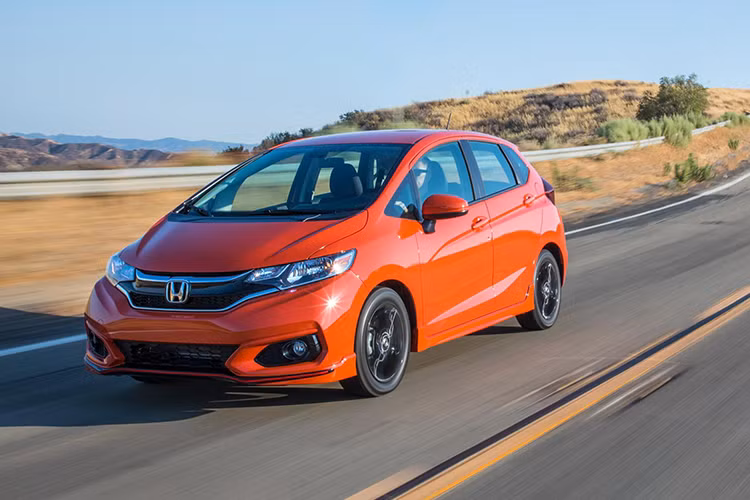 Mẫu hatchback cỡ nhỏ hạng B - Honda Fit cũng góp mặt trong danh sách của CR năm nay, Honda sử dụng tên gọi Jazz ở Châu Âu, Trung Đông và Đông Nam Á (bao gồm VN), trong khi đó ở quê nhà Nhật Bản, Trung Quốc hay Châu Mỹ có được biết đến với gọi là Honda Fit. Tại Việt Nam, Honda Jazz được phân phối dưới dạng nhập khẩu trực tiếp từ Thái Lan với giá bán từ 544 triệu đồng.