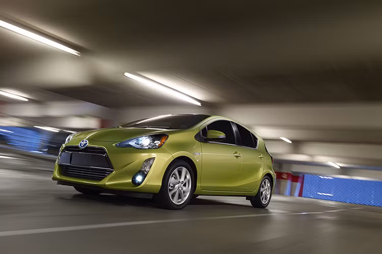 So với Toyota Prius thông thường và Prius Prime, Prius C là dòng xe có kích thước nhỏ nhất bên cạnh giá bán khởi điểm thấp nhất, chỉ từ 21.530 USD (theo giá niêm yết trên webside Toyota Mỹ).