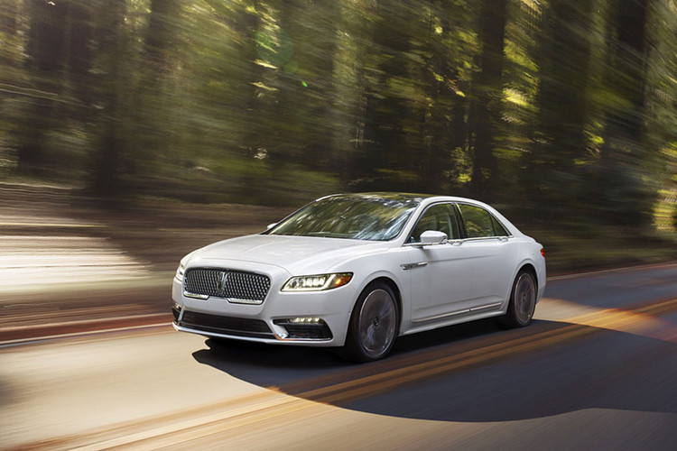 Continental là mẫu sedan đầu bảng của Lincoln (thương hiệu xe sang của Ford), nó luôn được mang ra so sánh với các mẫu xe khác như: ''người đồng hương'' Cadillac CT6, Genesis G90,... Tại Mỹ, Lincoln Continental mới có giá khởi điểm từ 46.145 USD (theo giá niêm yết trên webside Lincoln)