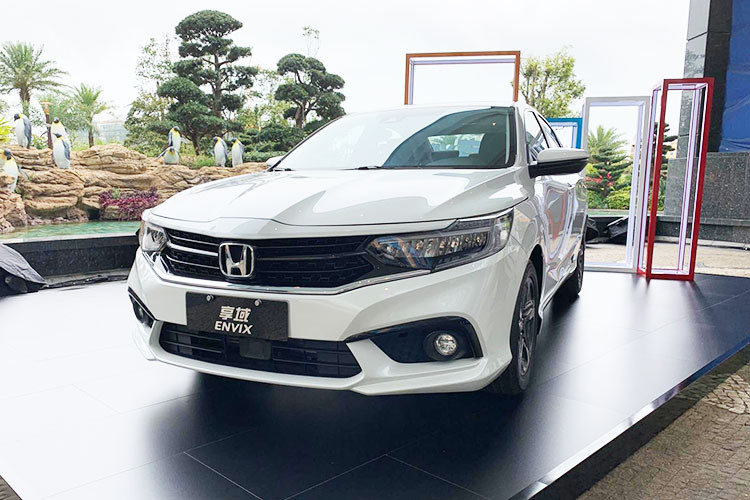 Mẫu xe Honda Envix mới lần đầu tiên ra mắt trong triển lãm Ô tô Quảng Châu 2018 dưới dạng xe concept. Sau 4 tháng, mẫu sedan vốn được phát triển dựa trên cơ sở gầm bệ kéo dài của Honda City đã chính thức xuất hiện trên thị trường Trung Quốc.