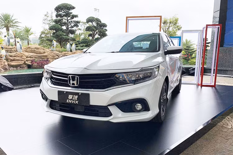 Mẫu xe Honda Envix mới lần đầu tiên ra mắt trong triển lãm Ô tô Quảng Châu 2018 dưới dạng xe concept. Sau 4 tháng, mẫu sedan vốn được phát triển dựa trên cơ sở gầm bệ kéo dài của Honda City đã chính thức xuất hiện trên thị trường Trung Quốc.