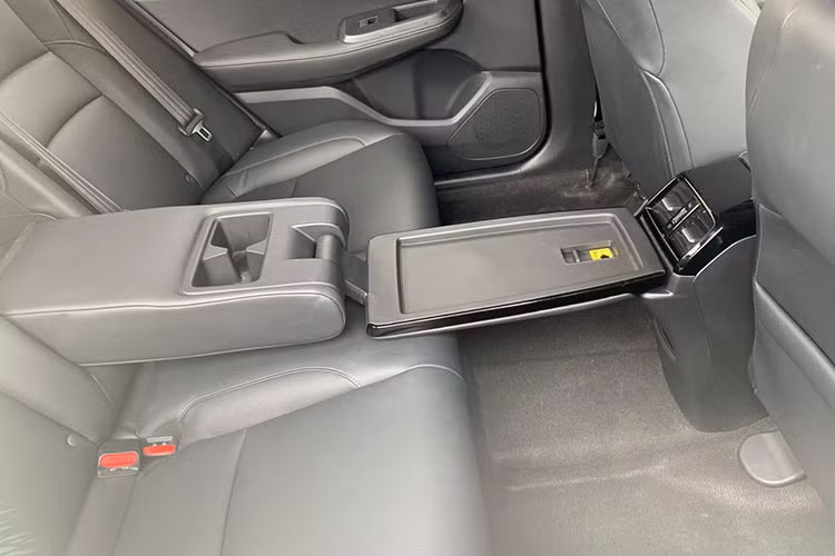 Ở hàng ghế sau của Honda Envix 2019 có cửa gió điều hòa và bệ tì tay trung tâm tích hợp ngăn đựng cốc. Nắp của bệ tì tay trung tâm khi ngửa ra có thể tạo thành một chiếc bàn nhỏ để hành khách đặt đồ lên khá tiện dụng. Chưa hết, đằng sau bệ tì tay trung tâm của hàng ghế sau còn có một cửa nhỏ để hành khách lấy đồ trong cốp trong khi xe đang chạy.