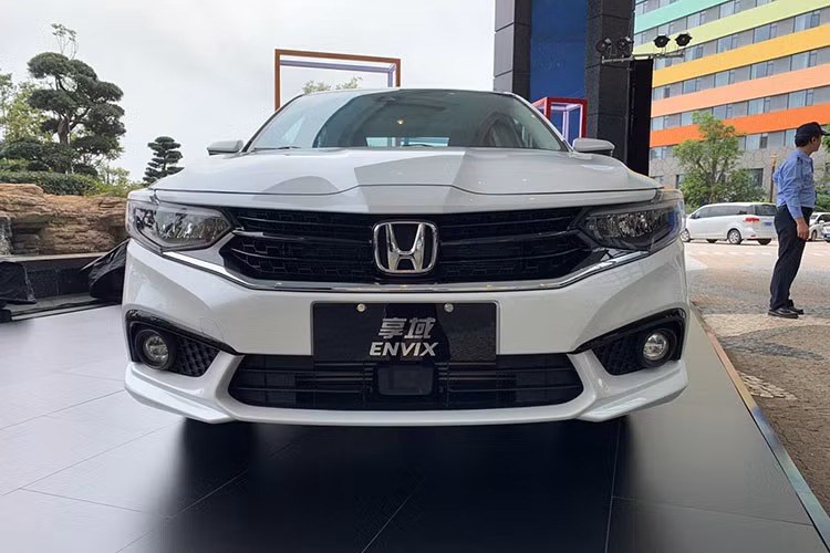 Tương tự người anh em Crider trước đây, Honda Envix 2019 cũng sở hữu chiều dài 4.756 mm, rộng 1.804 mm, cao 1.509 mm và chiều dài cơ sở 2.730 mm. So với City, Honda Envix 2019 dài hơn 92 mm, rộng hơn 54 mm, cao hơn 4 mm trong khi chiều dài cơ sở tăng 80 mm.