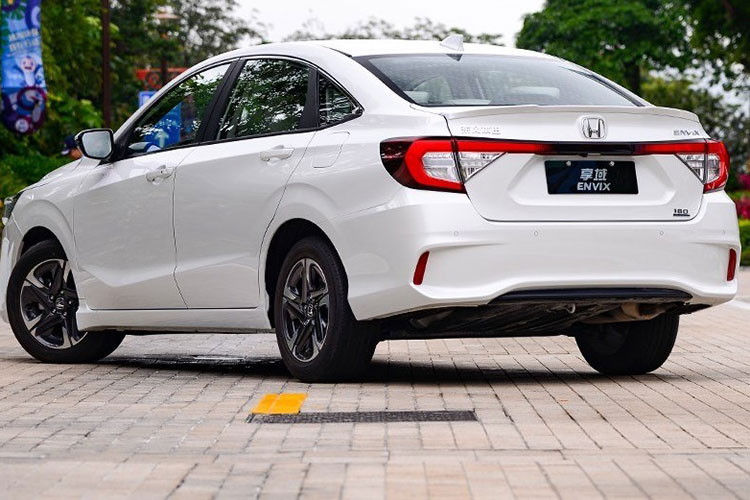 Khác với phiên bản concept, Honda Envix 2019 được trang bị đèn sương mù trước hình tròn. Trong khi đó, trên Honda Envix phiên bản concept, chi tiết này được thiết kế dạng dải đèn LED nằm ngang lạ mắt hơn. Đằng sau Honda Envix 2019 cũng xuất hiện cụm đèn hậu LED hiện đại, cuối cùng là bộ vành 5 chấu hai tông màu.