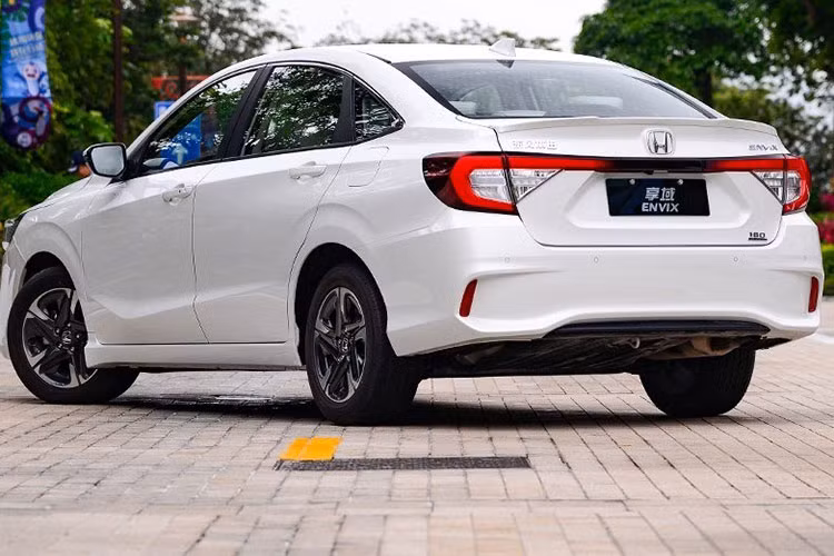 Khác với phiên bản concept, Honda Envix 2019 được trang bị đèn sương mù trước hình tròn. Trong khi đó, trên Honda Envix phiên bản concept, chi tiết này được thiết kế dạng dải đèn LED nằm ngang lạ mắt hơn. Đằng sau Honda Envix 2019 cũng xuất hiện cụm đèn hậu LED hiện đại, cuối cùng là bộ vành 5 chấu hai tông màu.