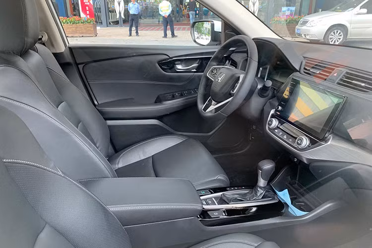 Nằm sau vô lăng là bảng đồng hồ được chia thành 3 phần với màn hình đa thông tin ở giữa. Trong khi đó, màn hình thông tin giải trí được tách riêng ra khỏi cụm điều khiển trung tâm và nằm trên các nút bấm nhỏ để chỉnh điều hòa.