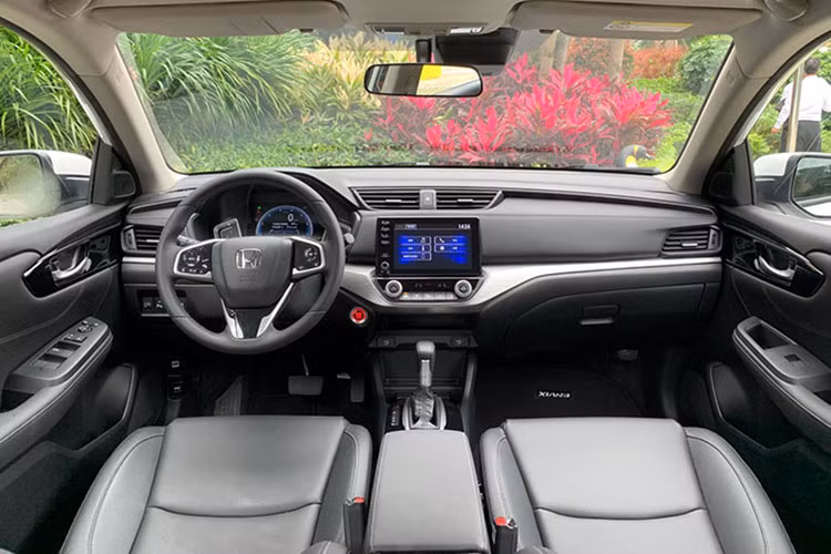 Đáng tiếc là ở bên trong mẫu xe sedan Envix 2019 mới, hãng Honda lại không hề sáng tạo mà gần như bê nguyên thiết kế nội thất của Crider 2019 sang. Bản thân thiết kế nội thất này cũng vay mượn nhiều chi tiết của những mẫu xe Honda khác như Accord, CR-V hay Civic.